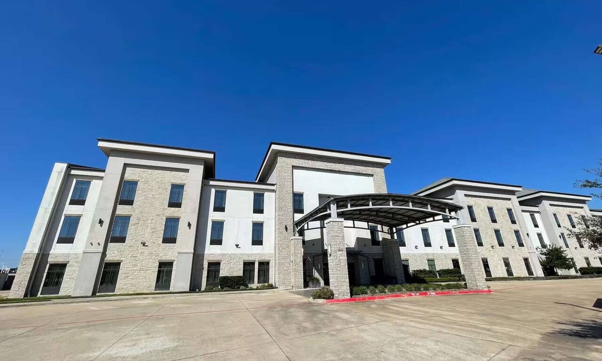 Barker Hotel | Near Katy Mills | Free Breakfast. Pool. Bar + Gym