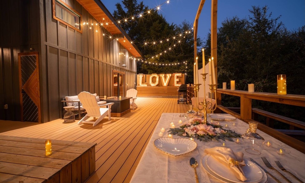 Wills Point Cabin | NestScape–-Stargaze from Bed + Outdoor Tub & Movie