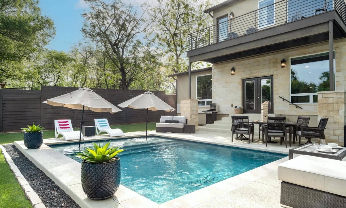 Chestnut Condo | New Luxe Poolside Stay Balcony Views Outdoor BBQ