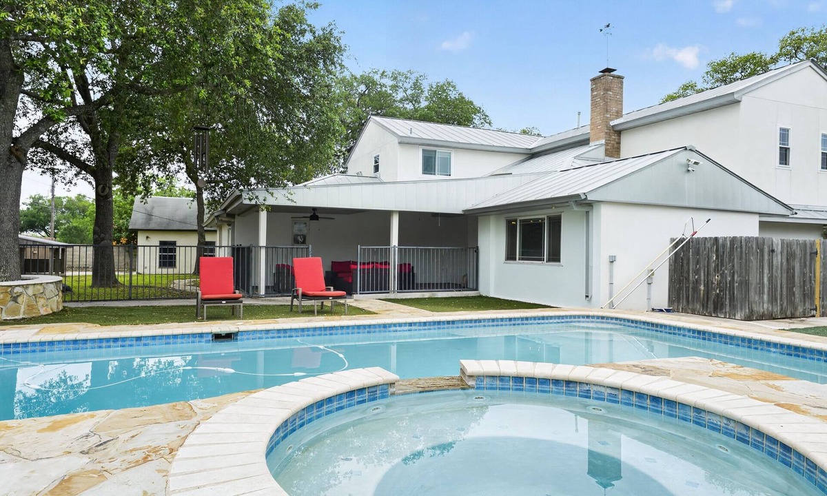 Leon Valley House | NEW! San Antonio Retreat 5BR Sleeps 9 |Near Fiesta TX