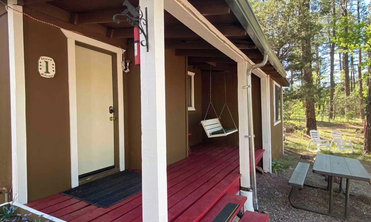 Payson Cabin | Newly updated bath! Indoor fireplace & Jacuzzi xtra room w kid cot; porch swing