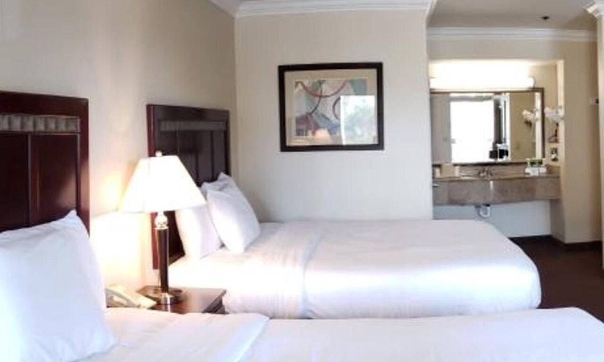 Monrovia Hotel | Oak Tree Inn
