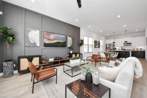 South Central Houston House | OakHaven- Centrally located, near downtown and TMC - Sleeps 10 - 3br3ba