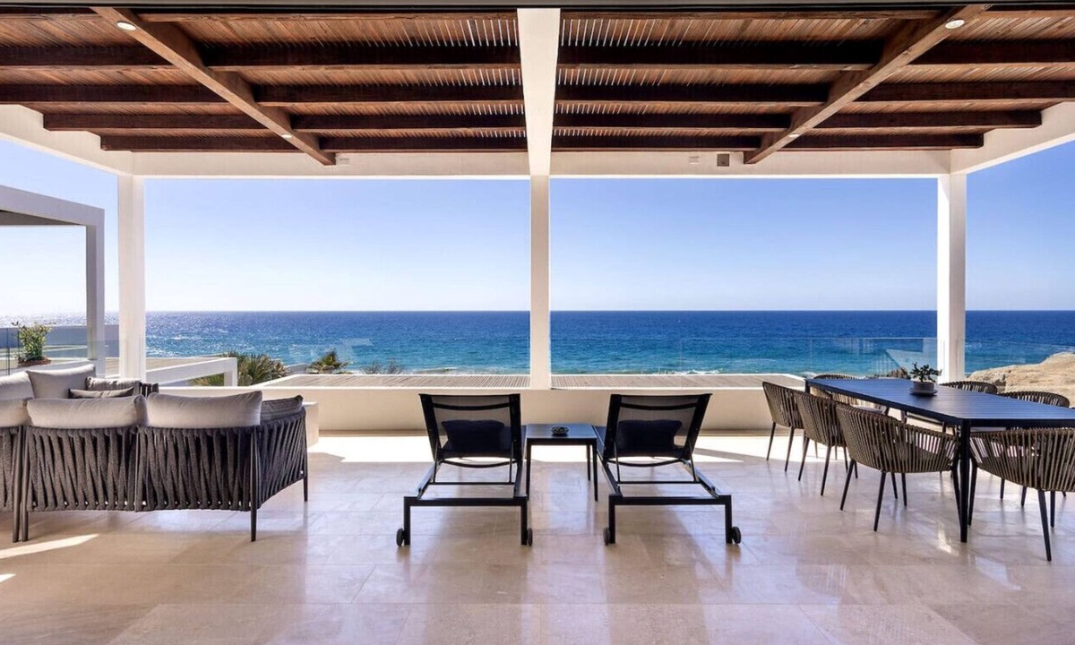 Cerritos Apartment | Oceanfront 2BR Steps to Infinity Pool & Beach