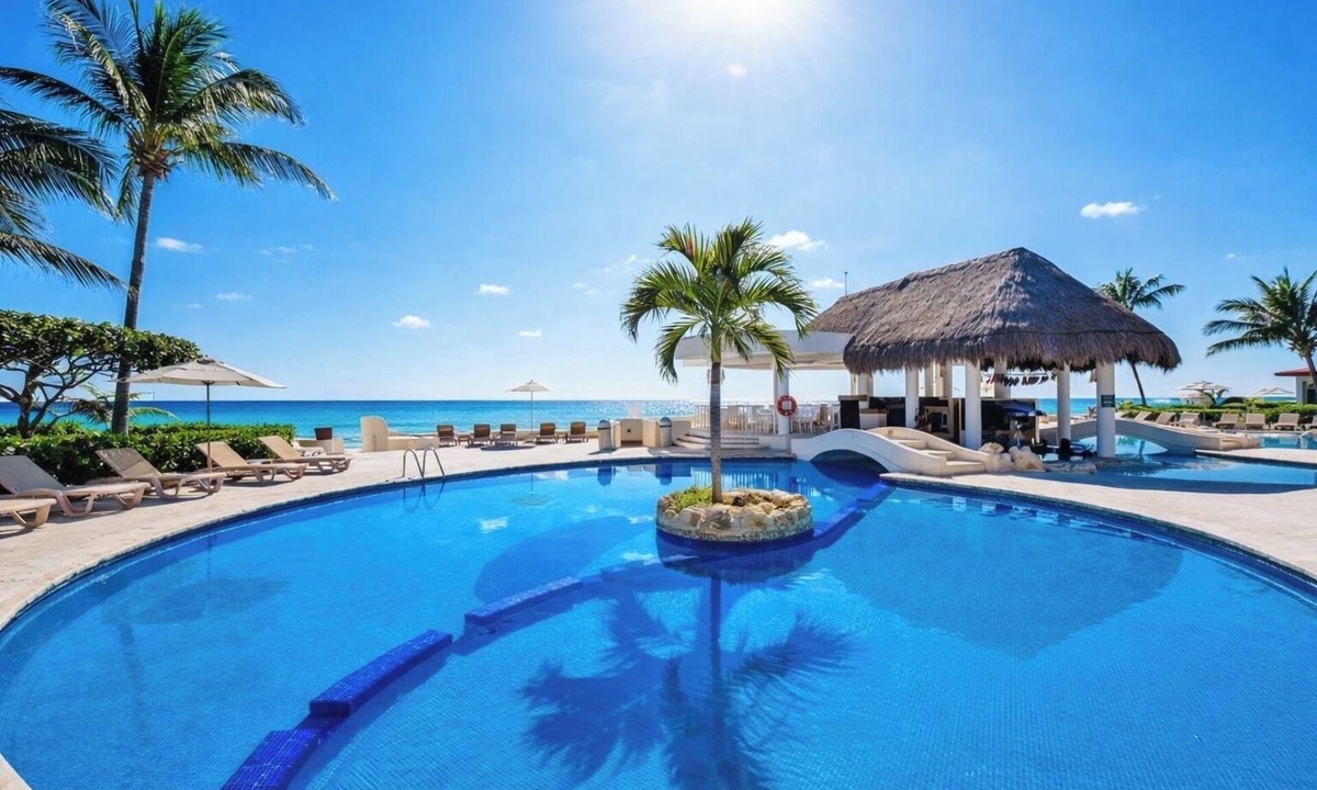 Playacar Fase I Condo | Oceanfront Retreat w/Pool and Direct Beach Access
