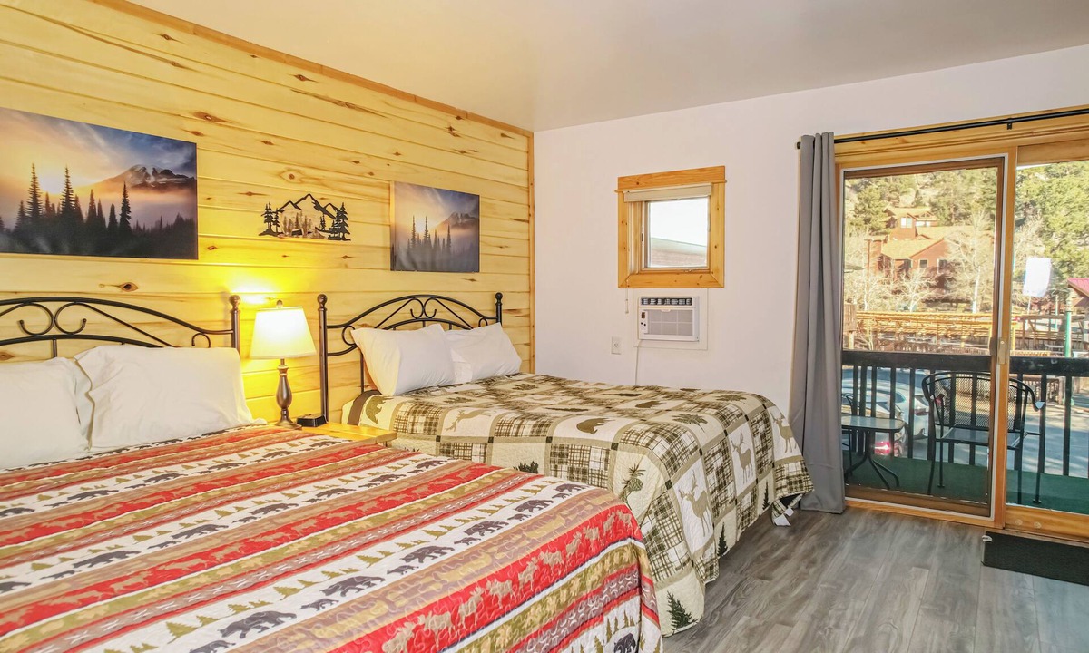 Estes Park Hotel | pacious Upper-Level Hotel Queen and Full-size beds with Views 208-210