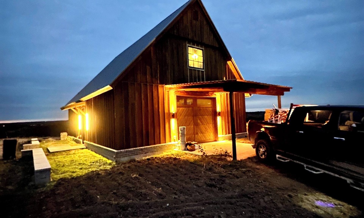 Paluxy Cabin | Party Barn w/2 loft style BRs. Wide open spaces, Fireplace, large deck. Views!