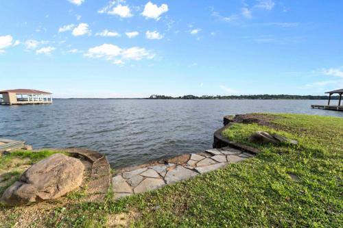 Coffee City House | Peaceful Lakeside Serenity on Lake Palestine