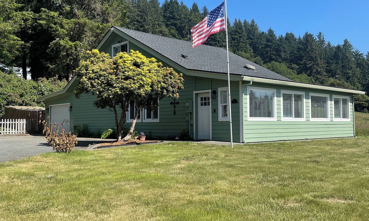 Smith River House | Pelican Cottage - Ocean Views, Walk to Beach, Game Room & Pet Friendly