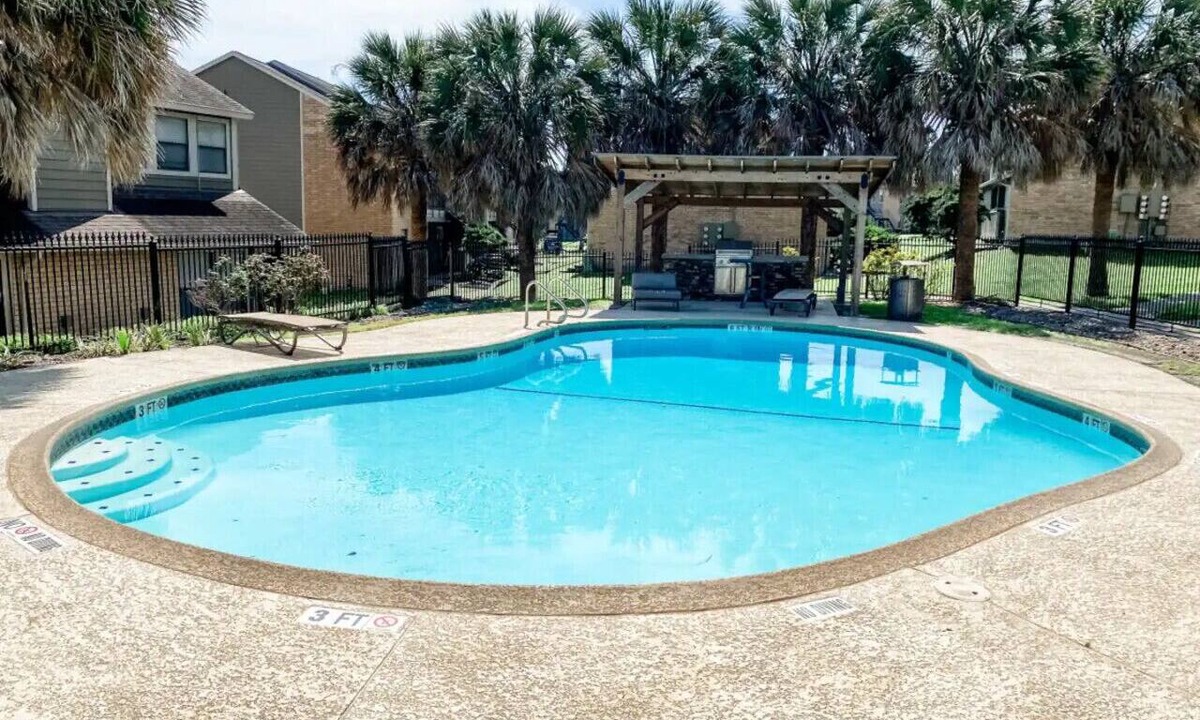 Northwest Corpus Christi Apartment | Perfect for Group! 2BR, 2BA with Pool!