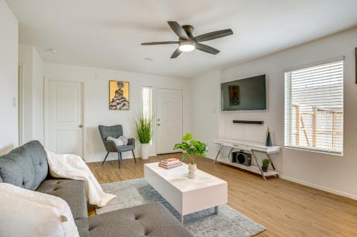 New Caney House | Pet-Friendly Home ~ 4 Mi to Big Rivers Water Park!