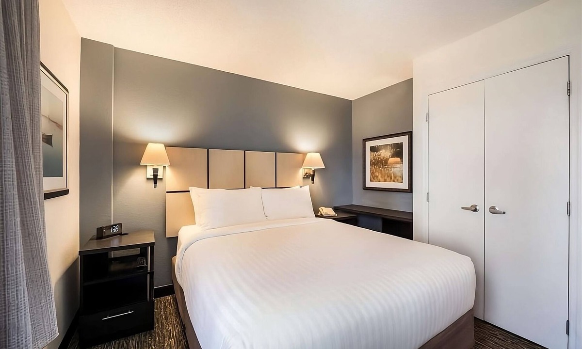 North Arlington Hotel | Pet Friendly Hotel AT&T Stadium! TWO Contemporary Suites with Full Kitchens