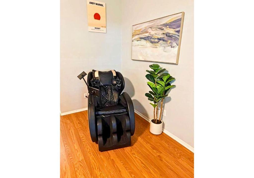 Milwood House | Pet Friendly - Q2 & Domain - King Bed - Pool Table