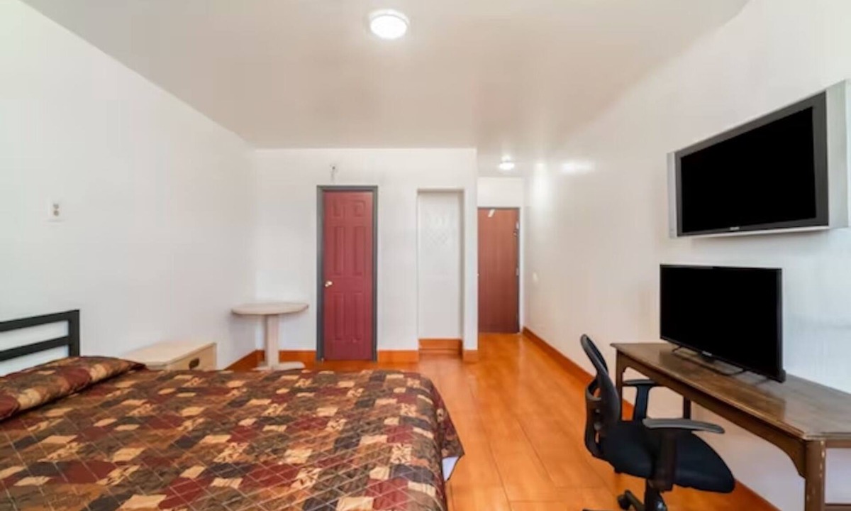 Brownsville Hotel | Pet-Friendly Room Steps to the Historic Brownsville Museum