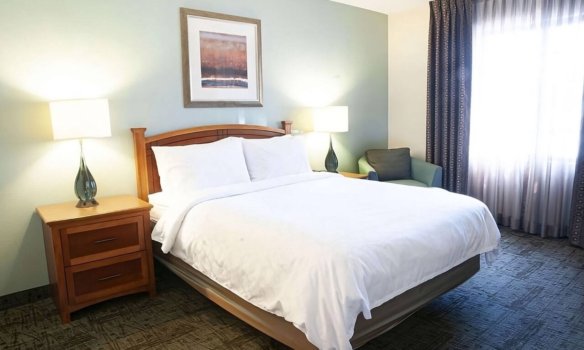 Vance Jackson Hotel | Pet-friendly Stay | 2 Spacious 2BR Suite | Outdoor Pool | Free Breakfast