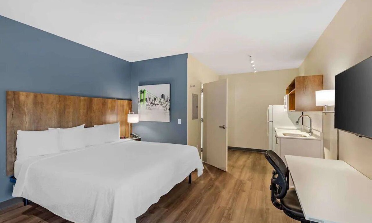 Bozeman Hotel | Pet-Friendly Stay for Traveling Couples | Free On-Site Parking + Breakfast