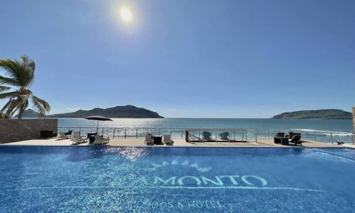 Zona Dorada Apartment | pie de playa y con vista al mar by Gpsrentas