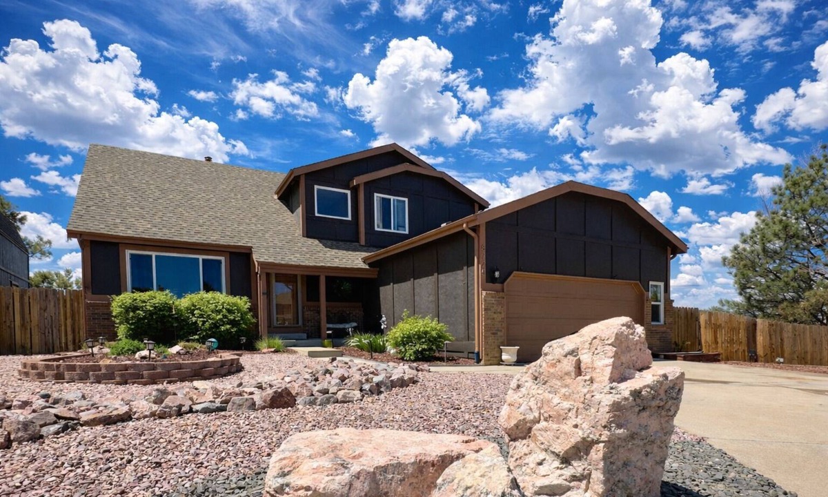 Briargate House | Pine & Peak - Bright, Airy Home w/Big Views in Peaceful Family Area