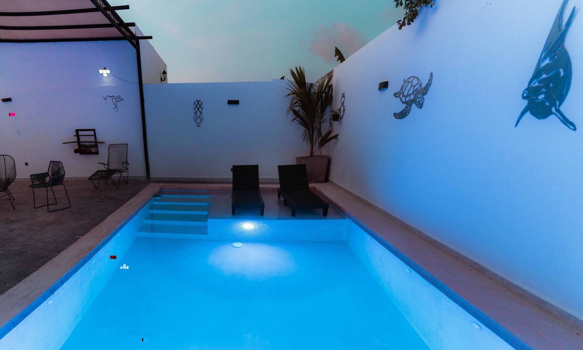 Merida House | Piscina grande, 3 recamaras, 3 baños, Un solo piso. Wifi fibra optica, parking.
