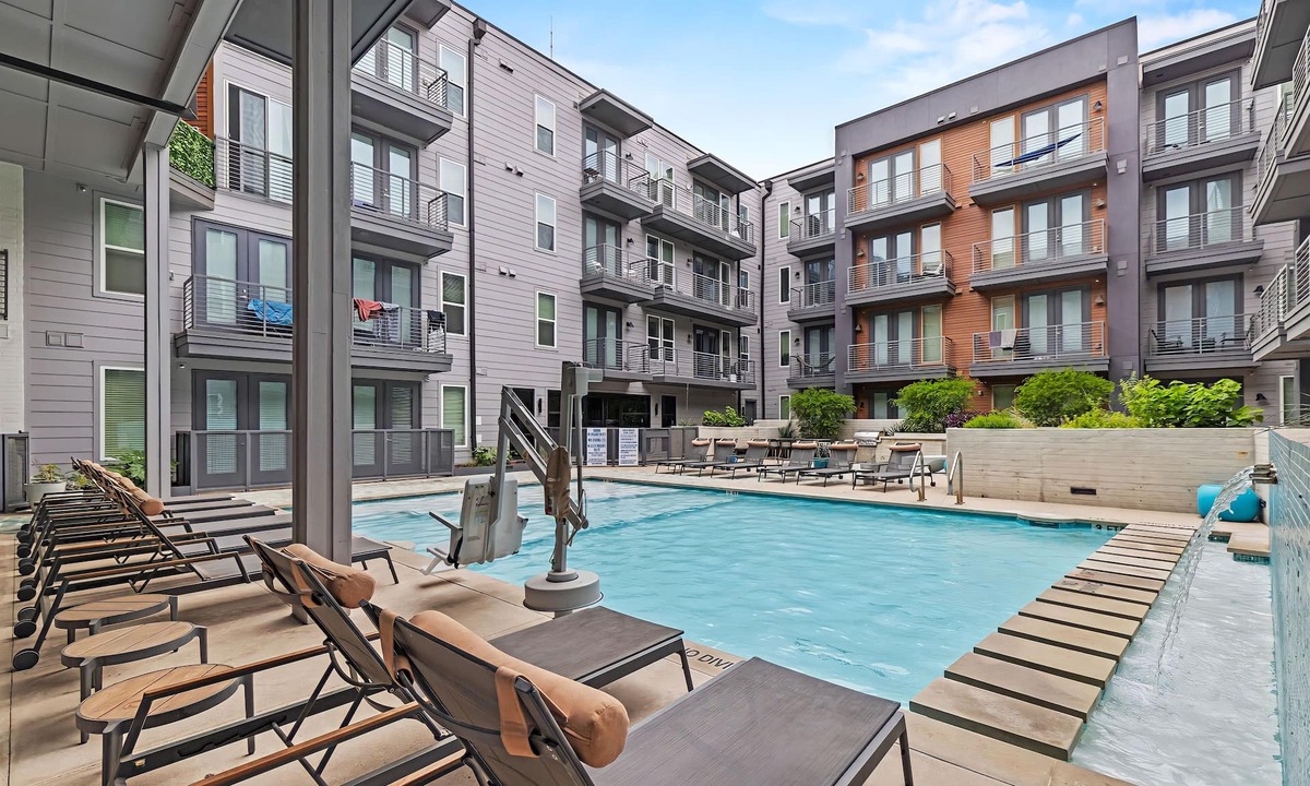 Waller Creek District Apartment | Placemakr Austin Downtown, Apartments by Hilton