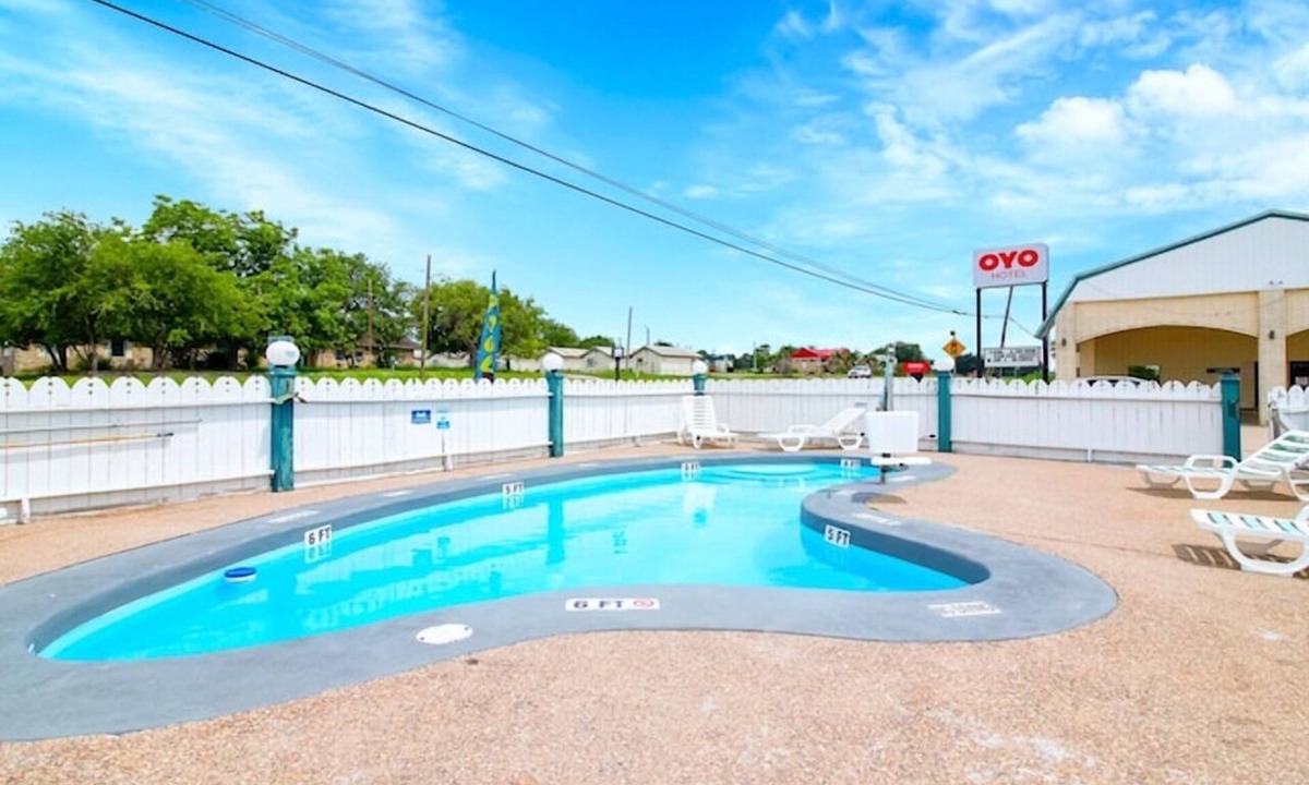 Oakville Hotel | Pleasant Room Close to Sowells BBQ – Pets Welcome, Parking & Pool Included