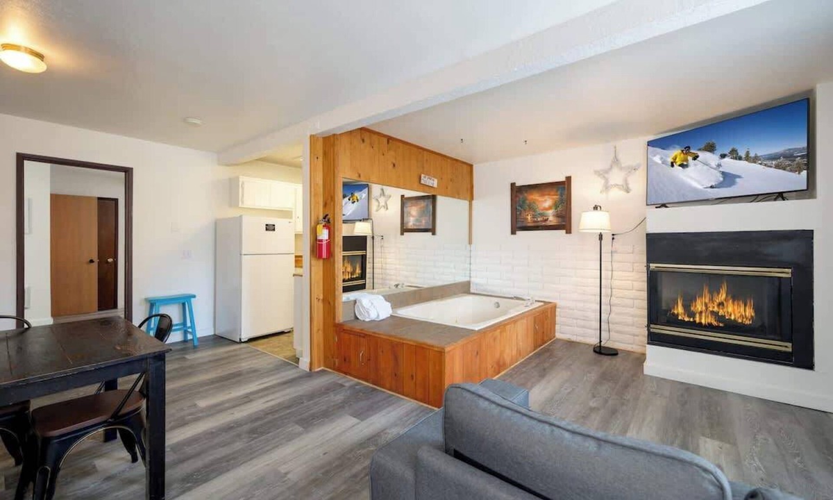 The Village Hotel | Polar Bear, Perfect Location, hot tub