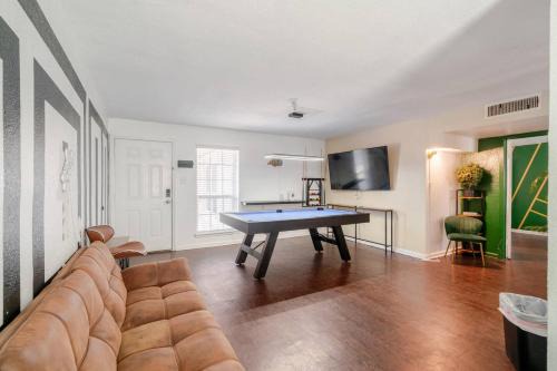 Greater Heights Apartment | Pool Table Luxury 1Bed Apt in Downtown and Heights
