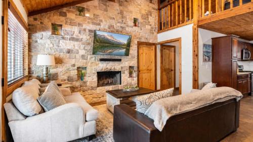 Gordonville House | Pottsboro Lodge - Sleeps 15 - Hot Tub & Patio