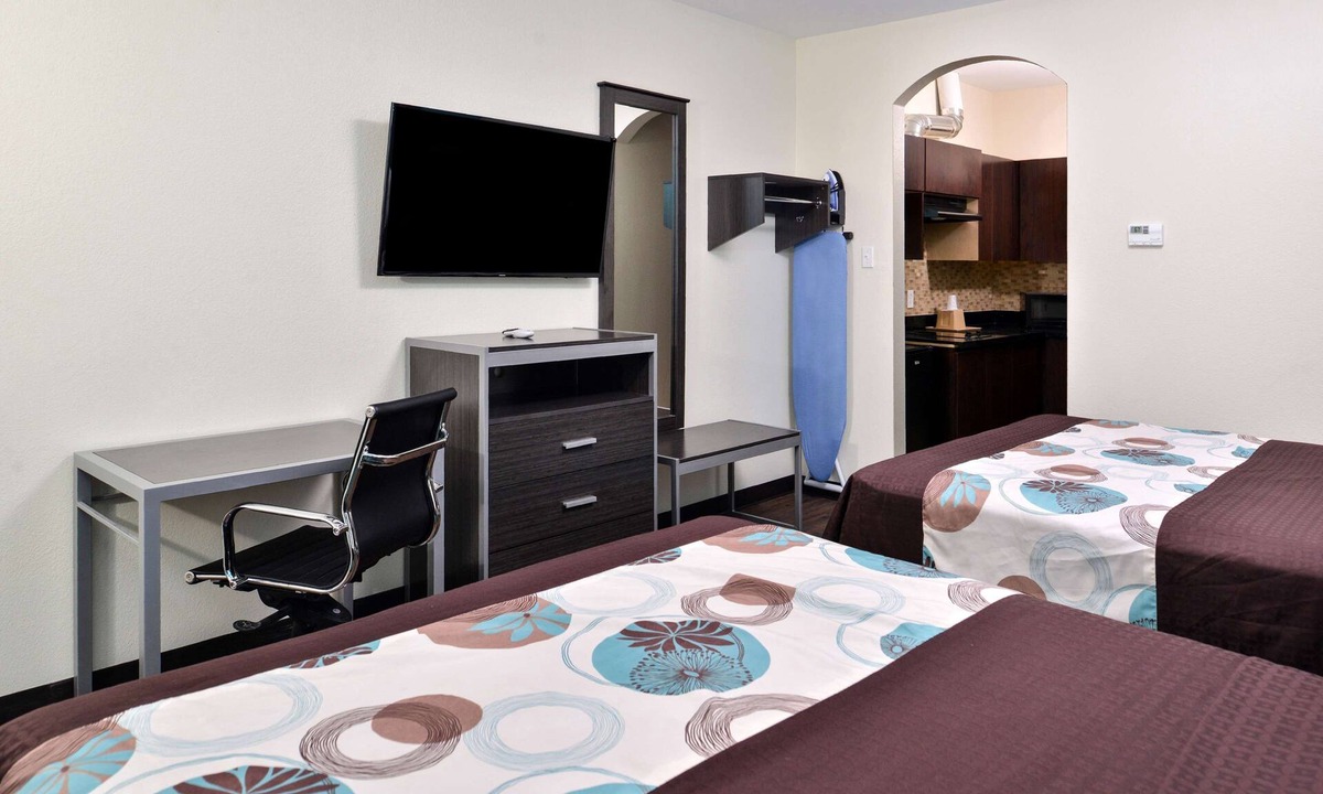 Spring Hotel | Prime Location! 2 Great Units! Close to George Bush Intercontinental Airport!