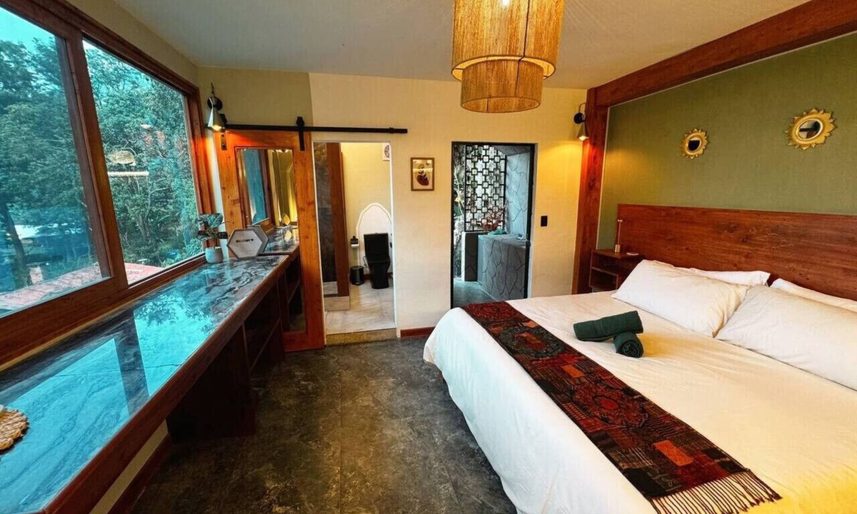 San Lucas Toliman Bed & Breakfast | Private Room With Jacuzzi, Sauna, & Pool