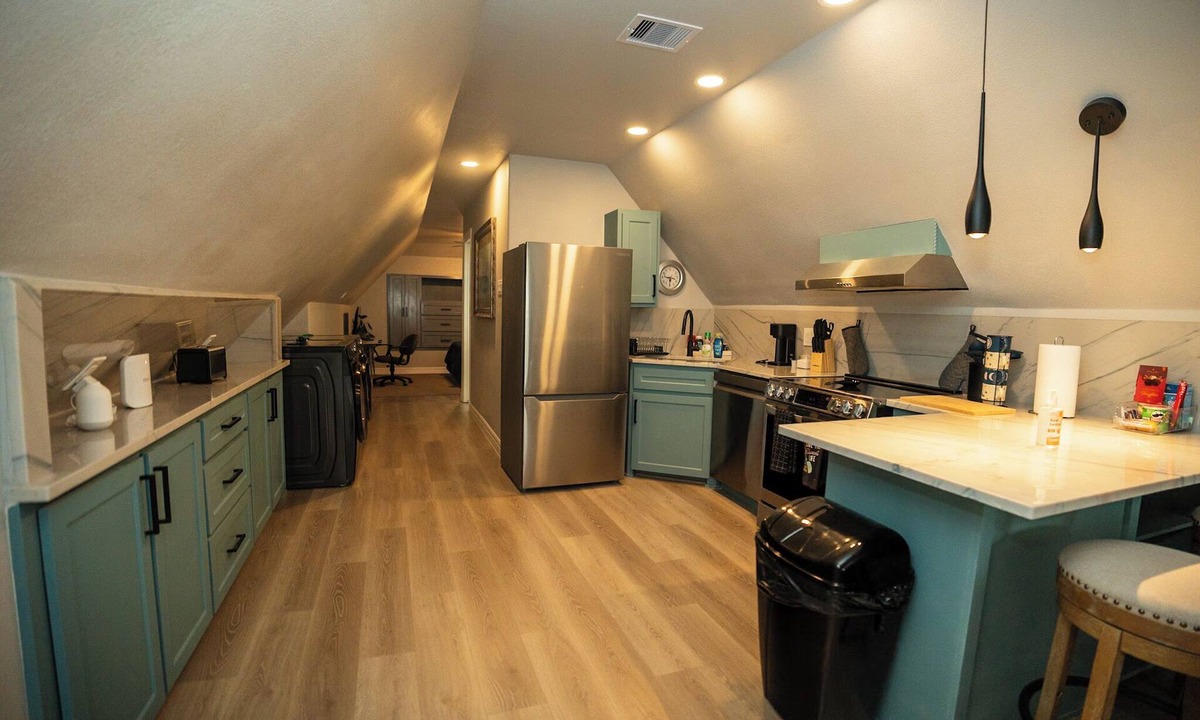 Iowa Colony Apartment | Quaint 1-bedroom studio with AC in charming Arcola in quiet neighborhood.