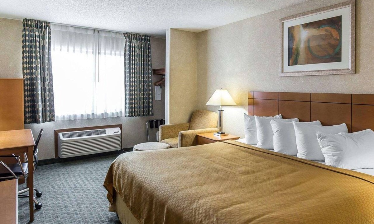 Cedar Rapids Hotel | Quality Inn at Collins Road - Cedar Rapids