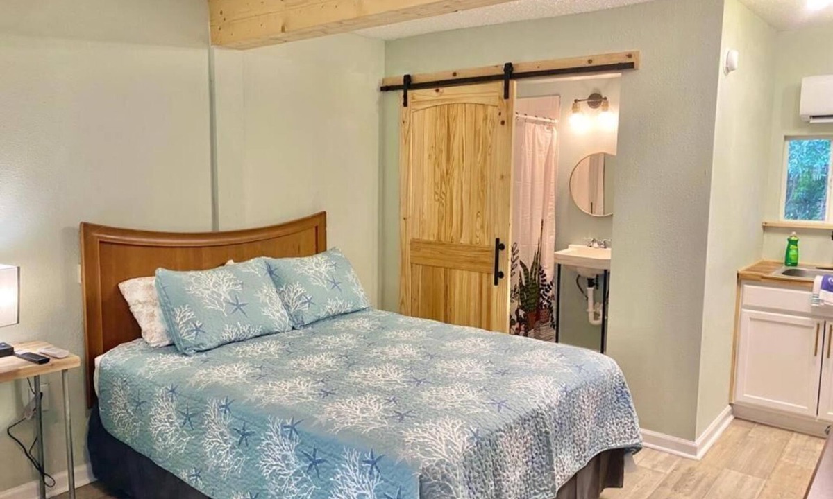 Panacea Apartment | Queen Kitchenette by the Bay #16