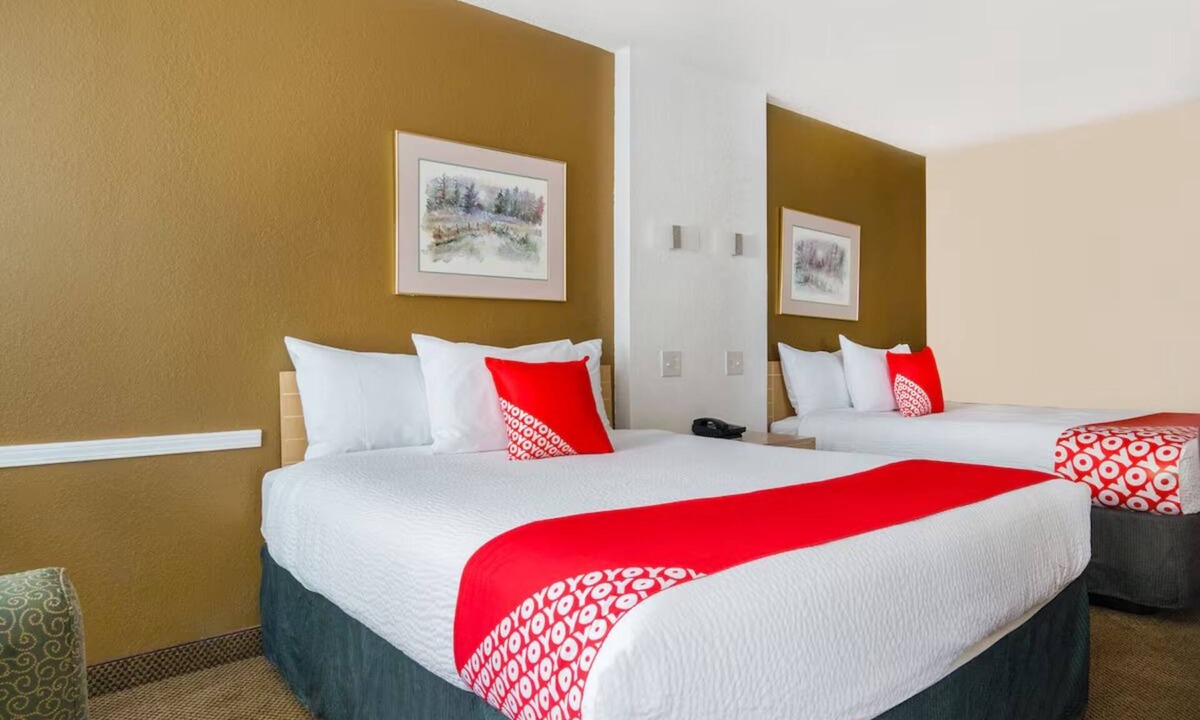 Wichita Falls Hotel | Queen Room Perfect for Families – Near Willie’s Place in Wichita Falls - 2 Rooms