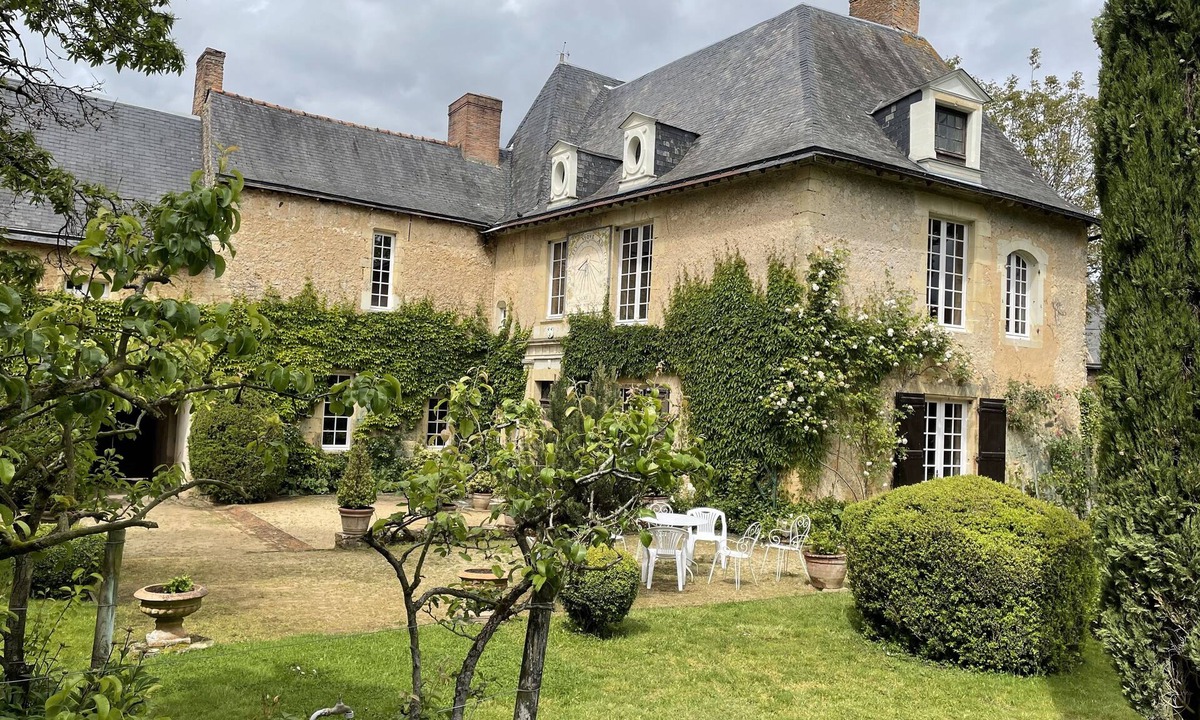 Durtal Apartment | Quiet, comfortable studio 35M2 facing manicured garden 15km from La Fleche zoo