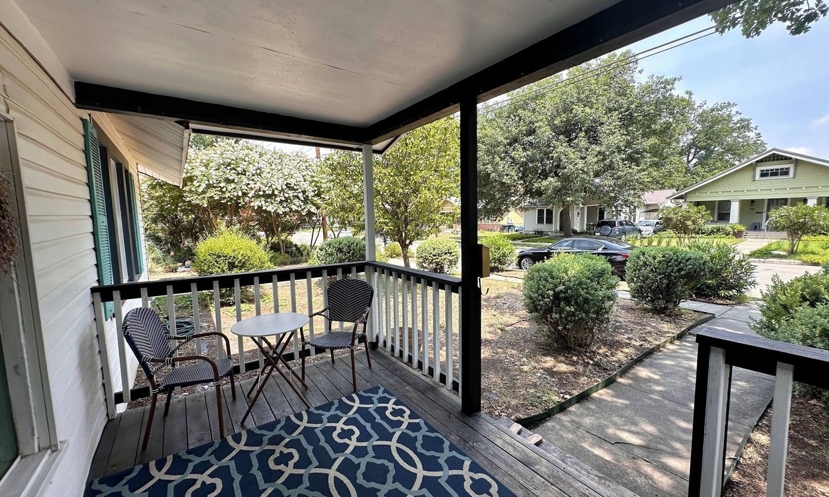 Mahncke Park House | Quiet Downtown Home off Broadway. Walking Distance from 3 major museums.