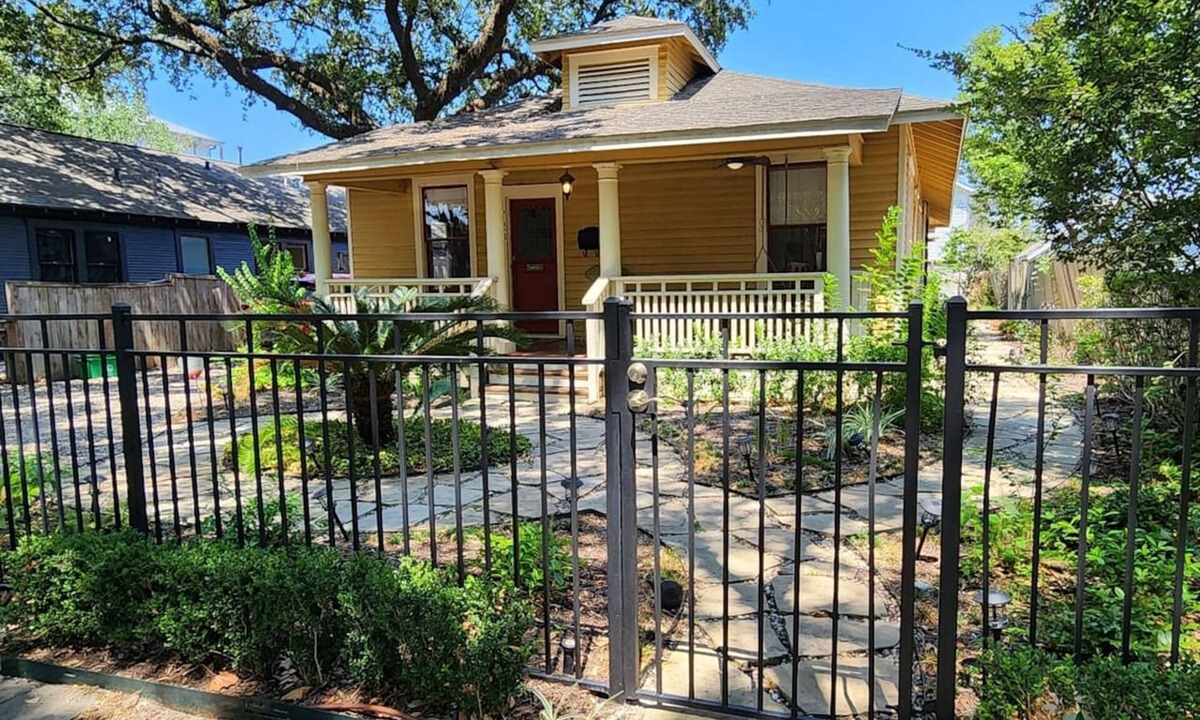 Greater Heights House | Quiet Heights Hideaway Walk to Restaurants