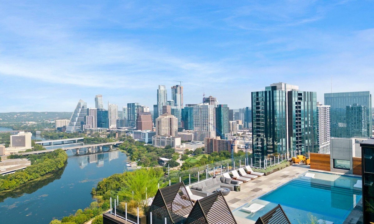 Rainey Street Historic District Apartment | Rainey St Condo | Heated Pool | Gym | Bar | DT ATX