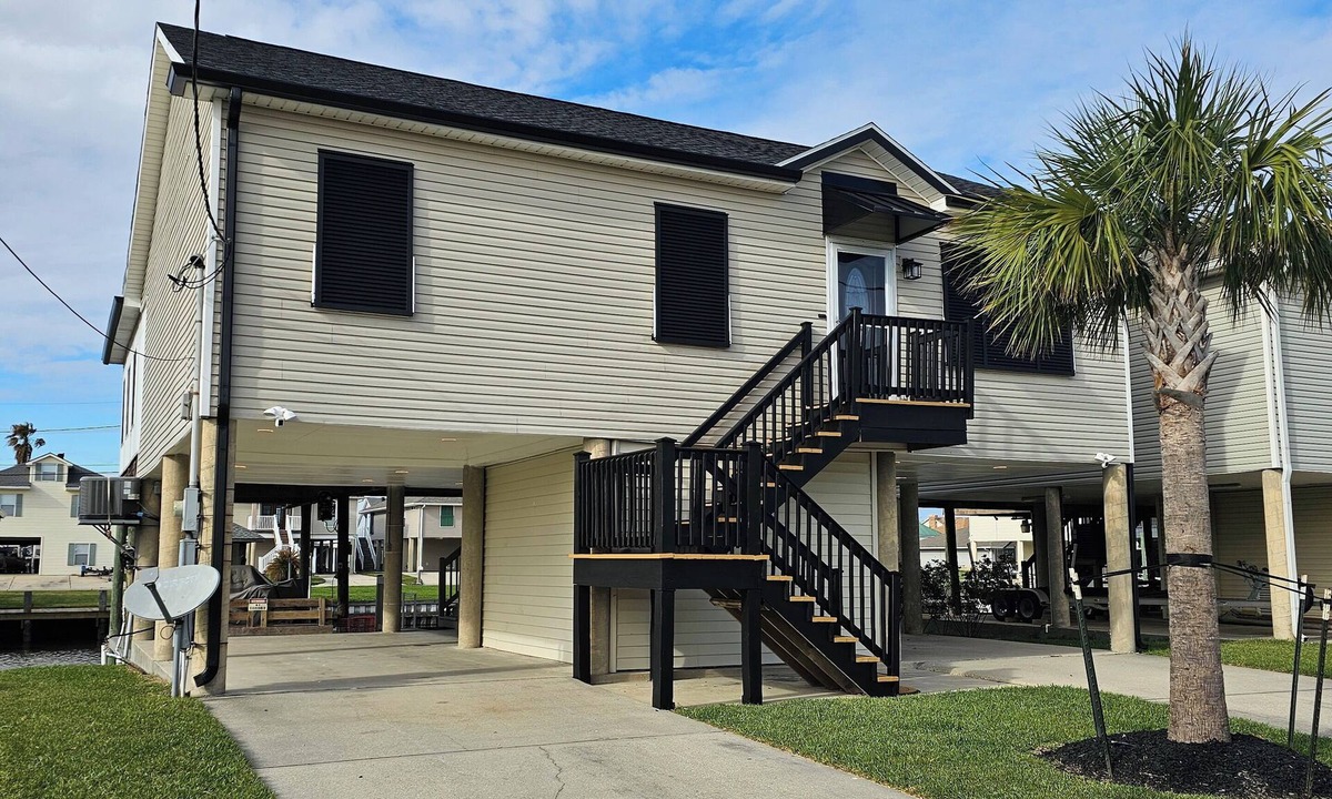 Barataria House | Raised waterfront property for some great fishing and entertaining