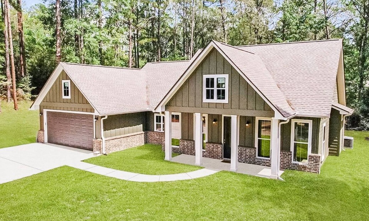 Brookeland House | Rayburn Resort home with access to swimming pool and golf course