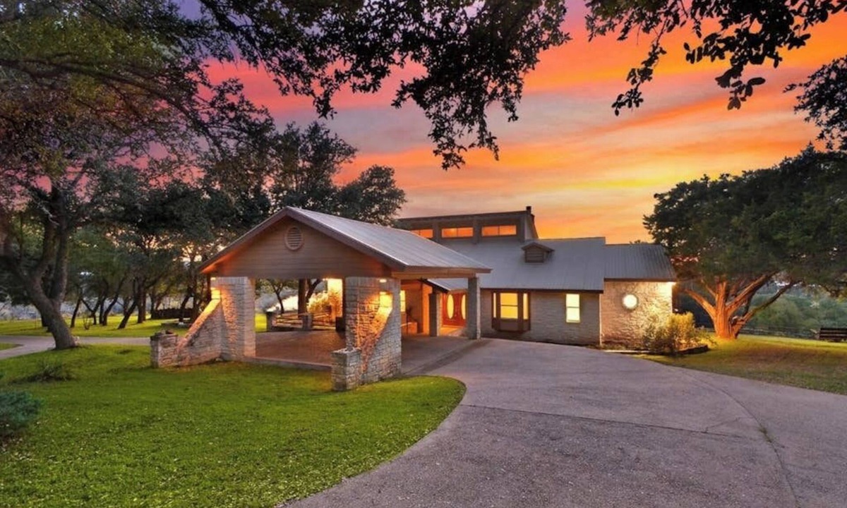 Spicewood House | Regal riverfront home with 2 cabins - 2 miles to marina
