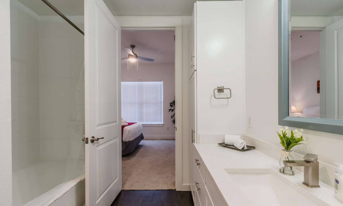 Oak Lawn Apartment | Regal Stays|Corporate Apartment|Prime Location|West Village