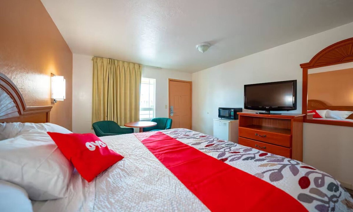 Madras Hotel | Relax After Exploring Local Attractions at a Quiet Room w/King Bed