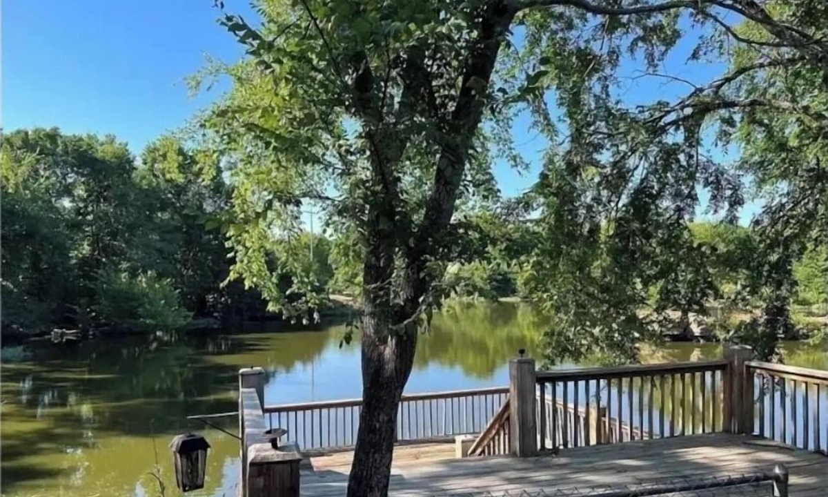 Barling House | Relax at spacious 4 bedroom private lake home in Chaffee Crossing!