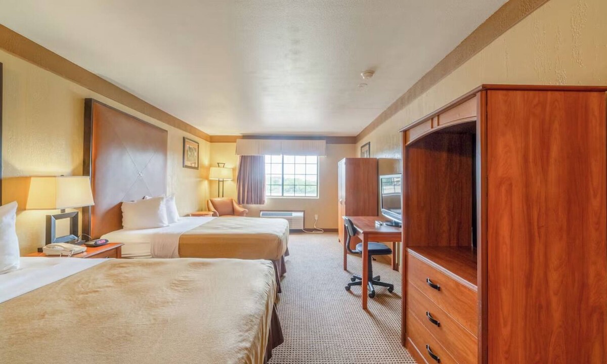 Beeville Hotel | Relax in Three Queen Rooms w/Private Bath Ideal for Budget Travelers