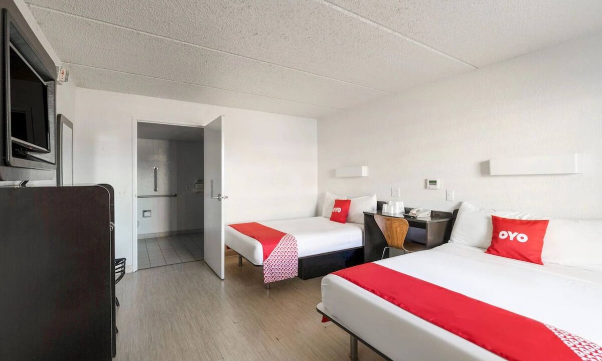 Memorial Hotel | Relaxed, Budget-Friendly Room Close to City Centre Plaza & Parks, Free Parking