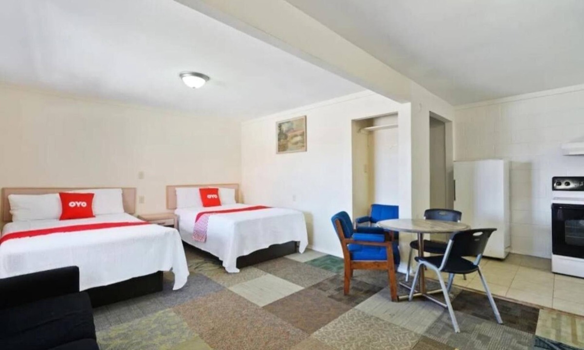 Alpine Hotel | Relaxing Alpine Stay Near Trails – Comfort Awaits You in Pet-Friendly Room