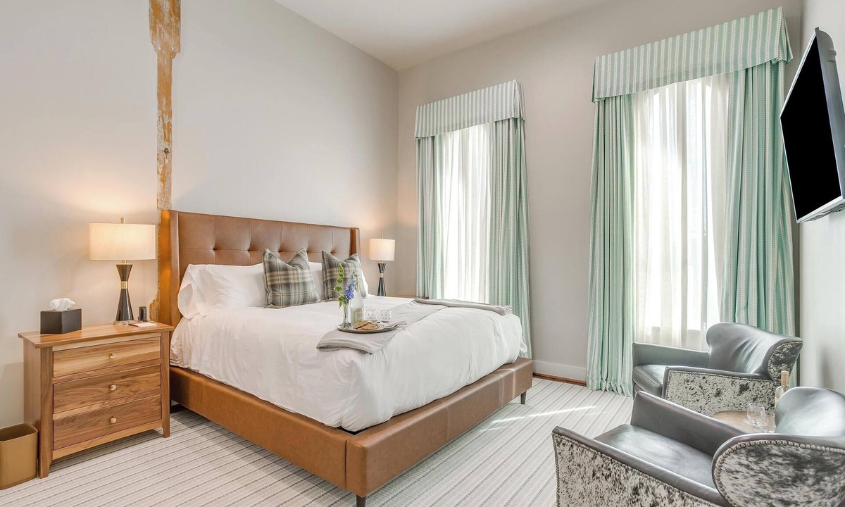Granbury Hotel | Relaxing Hotel in Granbury Texas on the Historic Granbury Square