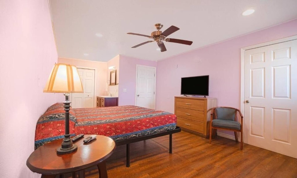 Corpus Christi Hotel | Relaxing Room Minutes from Mustang Island