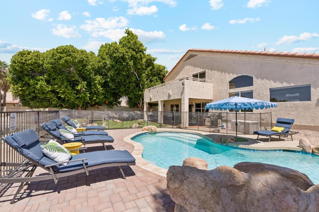 Arrowhead Ranch House | Resort-Style 5BR Heated Pool Putting Green